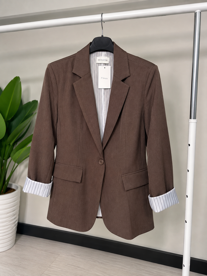 Blazer marrone con polsini a righe