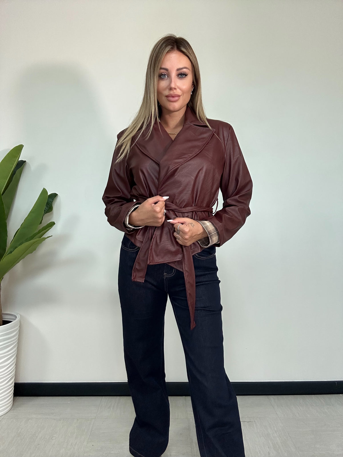 Giacca in ecopelle con cintura