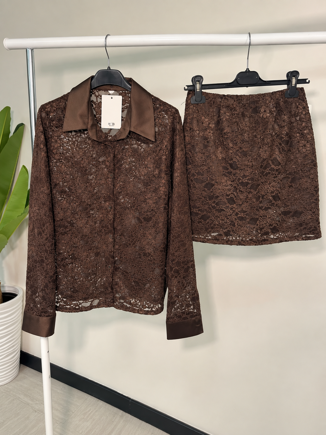 Completo in pizzo marrone