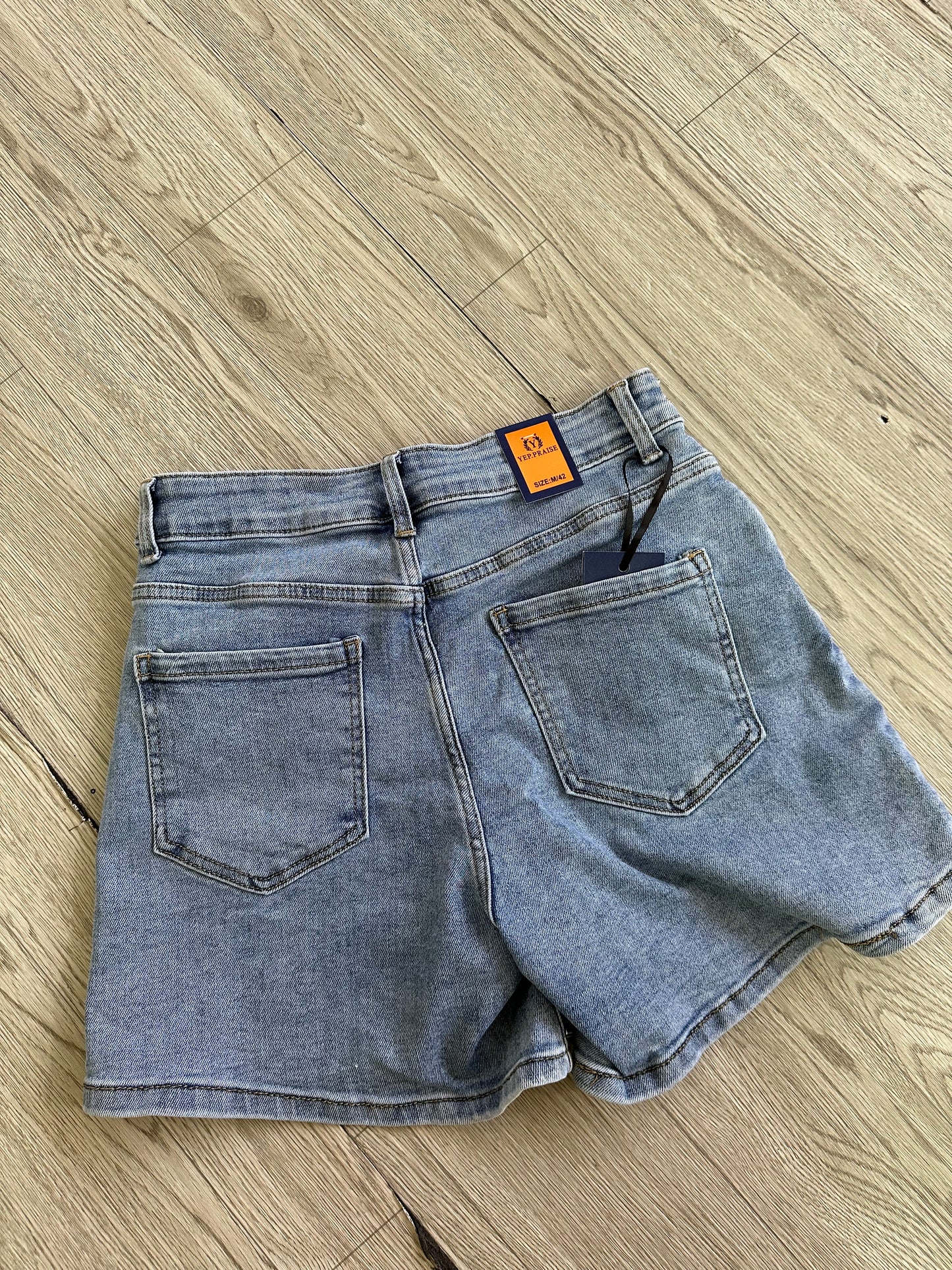 PANTALONCINO CON BORCHIE
