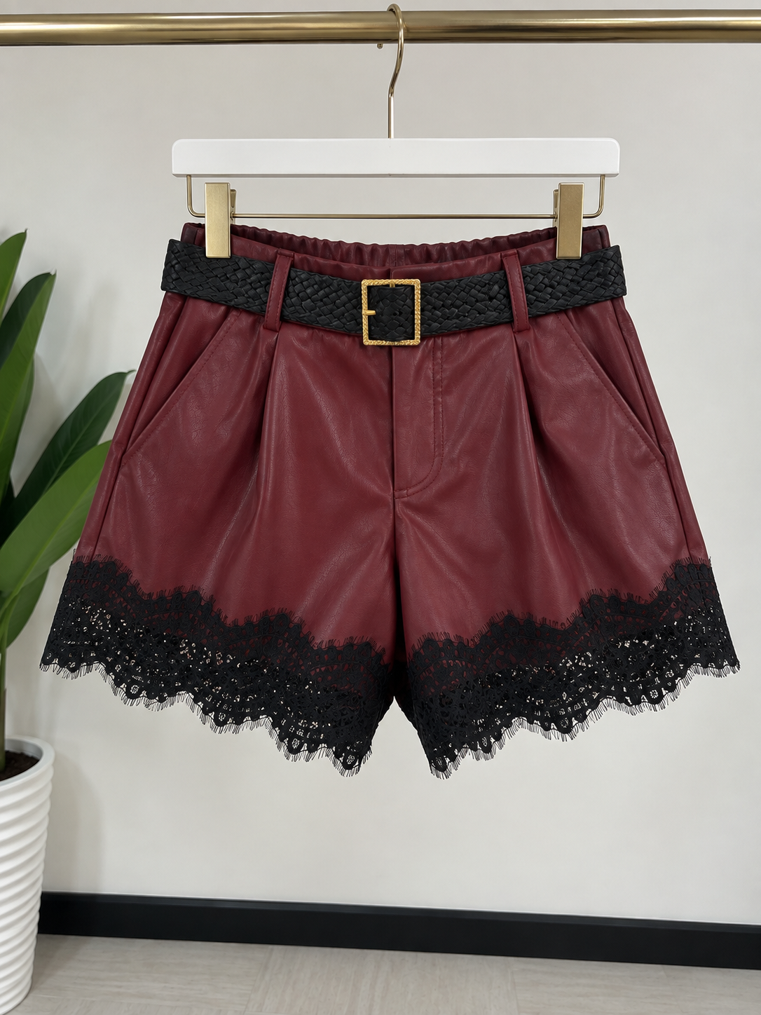 Shorts in ecopelle bordeaux con pizzo
